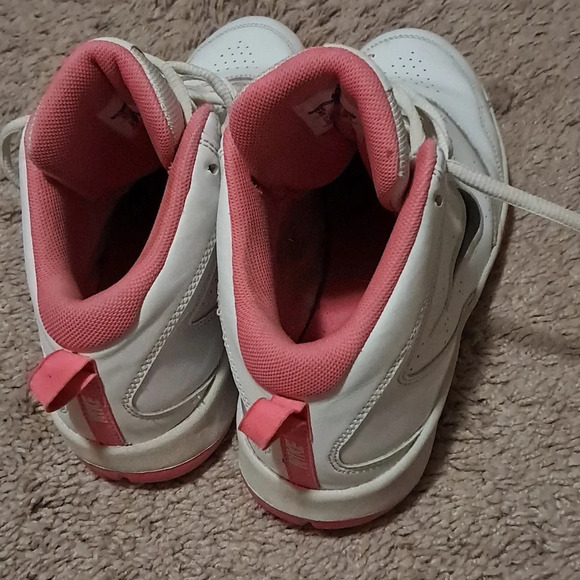 Used Nike team hustle d5 girls basketball shoes - Picture 4 of 6